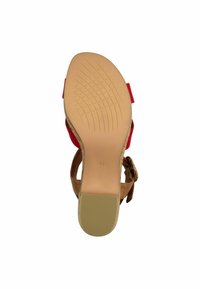 Sandalía marrón con tiras y acentos rojos; suela texturizada con un patrón de rejilla; tamaño 37 indicado. Materiales suaves y diseño flexible.