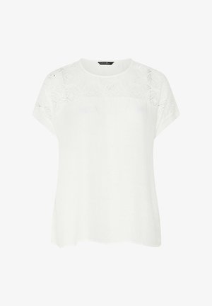 Blouse blanche à manches courtes avec détail en dentelle sur le haut de la poitrine et les épaules, dotée d'un col rond.