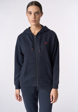 Felpa con zip blu navy in tessuto morbido, dotata di tasca frontale, cappuccio con lacci e piccolo logo rosso sul petto. Design semplice e casual.