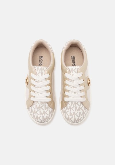 Ζευγάρι μπεζ και λευκά sneakers Michael Kors με λογότυπο, λευκά κορδόνια και χρυσό έμβλημα MK στο πλάι, σε λήψη από πάνω.