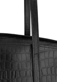 Sac fourre-tout en cuir noir embossé crocodile avec des poignées plates, des coutures visibles et une texture lisse. Présente un design structuré.