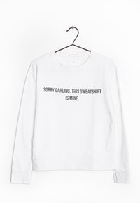 Sudadera blanca de manga larga y cuello redondo, con un estampado de texto gris que dice: "LO SIENTO CARIÑO, ESTA SUDADERA ES MÍA." Material de algodón suave.