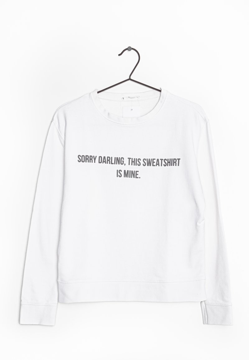 Sudadera blanca de manga larga y cuello redondo, con un estampado de texto gris que dice: "LO SIENTO CARIÑO, ESTA SUDADERA ES MÍA." Material de algodón suave.