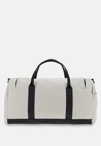 Borsa a duffel grigia chiara con accenti neri, dotata di due manici robusti, una parte superiore con zip e una tasca laterale per un accesso facile. Superficie texturizzata.