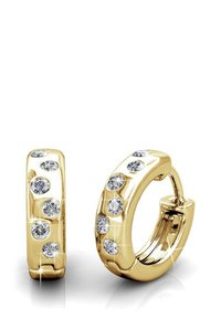 Orecchini a cerchio in oro con una superficie liscia e sei strass trasparenti incastonati, che presentano una finitura lucida e un design circolare.