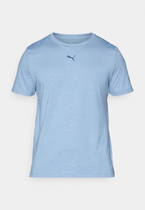 Lyseblå t-shirt med korte ærmer, rund halsudskæring, lavet af glat stof med subtil tekstur, prydet med et mørkeblåt Puma-logo på brystet.
