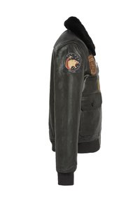Schwarze Leder-Bomberjacke mit einem Pelzkragen, gerippten Bündchen und mehreren Aufnähern am linken Ärmel. Glatte Textur und taillierte Passform.