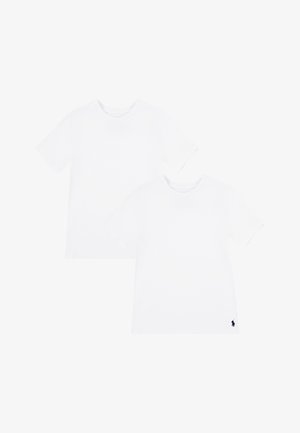 Két fehér, rövid ujjú pamutpóló. Mindkettő kerek nyakkivágással rendelkezik, és az alsó jobb szegélyen egy kis sötét logó található.