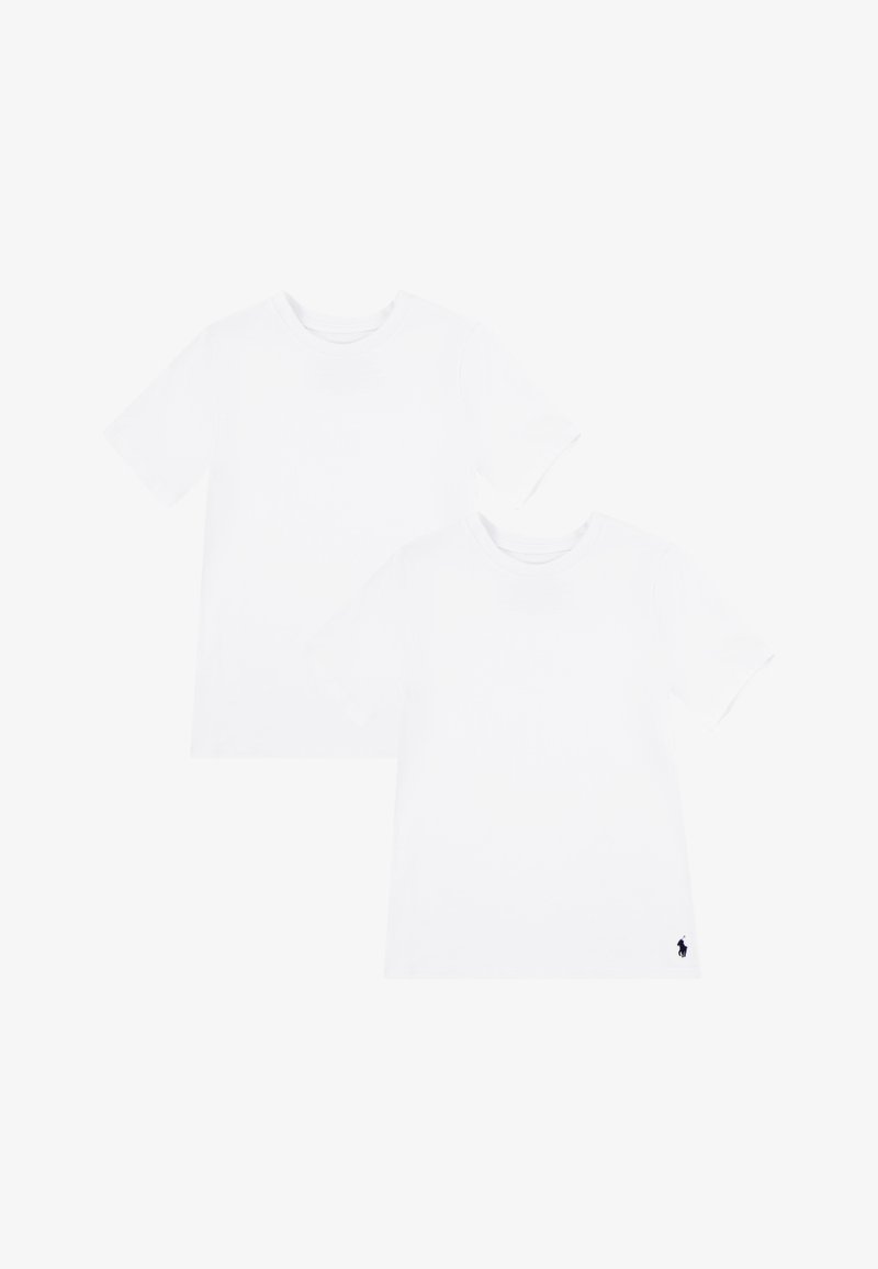 Divas baltas īsroku kokvilnas T-krekli. Katram ir apaļa apkakle un neliels tumšs logotips labās apakšējās malas pusē.