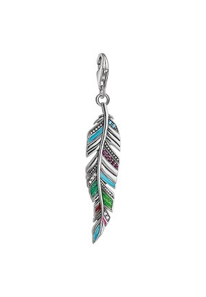 Breloque en argent en forme de plume avec émail bleu, vert, rouge et rose et petites pierres claires incrustées, attachée à un fermoir mousqueton.