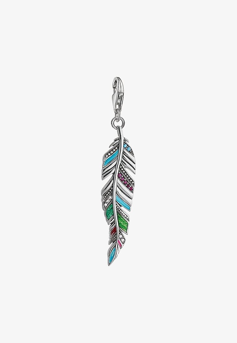 Breloque en argent en forme de plume avec émail bleu, vert, rouge et rose et petites pierres claires incrustées, attachée à un fermoir mousqueton.