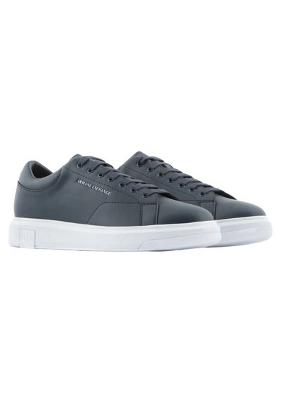 Baskets en cuir gris avec semelles en caoutchouc blanches. Les caractéristiques comprennent une finition texturée, un bout rond et des lacets contrastants. Logo "Armani Exchange" sur le côté.