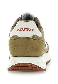 Rudi zomšiniai sportbačiai su baltais ir raudonais akcentais, pasižymintys paminkštinta apykakle, tekstūruotu guminiu padu ir ryškiu 'LOTTO' logotipu ant kulno.