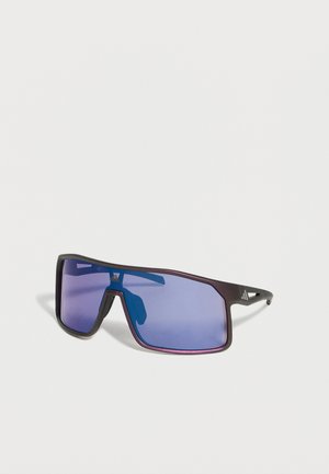 Sportliche Wraparound-Sonnenbrille mit schwarzem Rahmen und blau getönten rechteckigen Gläsern, schräg auf weißem Hintergrund.