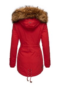 Crvena parkas s kapuljačom od umjetnog krzna, vezanjem u struku i teksturiranom površinom. Ima elastične manžete i detalj s vezanjem na leđima.