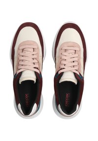 Sneaker con parte superiore in pelle beige e accenti in suede borgogna, dotate di lacci rosa, un interno nero e suole in gomma bianca. Visibile il marchio Geox.