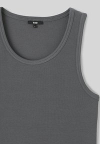 Débardeur gris à côtes avec un décolleté dégagé, présentant une texture légère et sans embellissements visibles. Étiquette de taille affichée à l'intérieur.