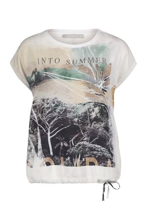 Blusa blanca de manga corta con dobladillo elástico, que presenta una escena natural, diseño abstracto de hojas y el texto "INTO SUMMER" en el pecho.