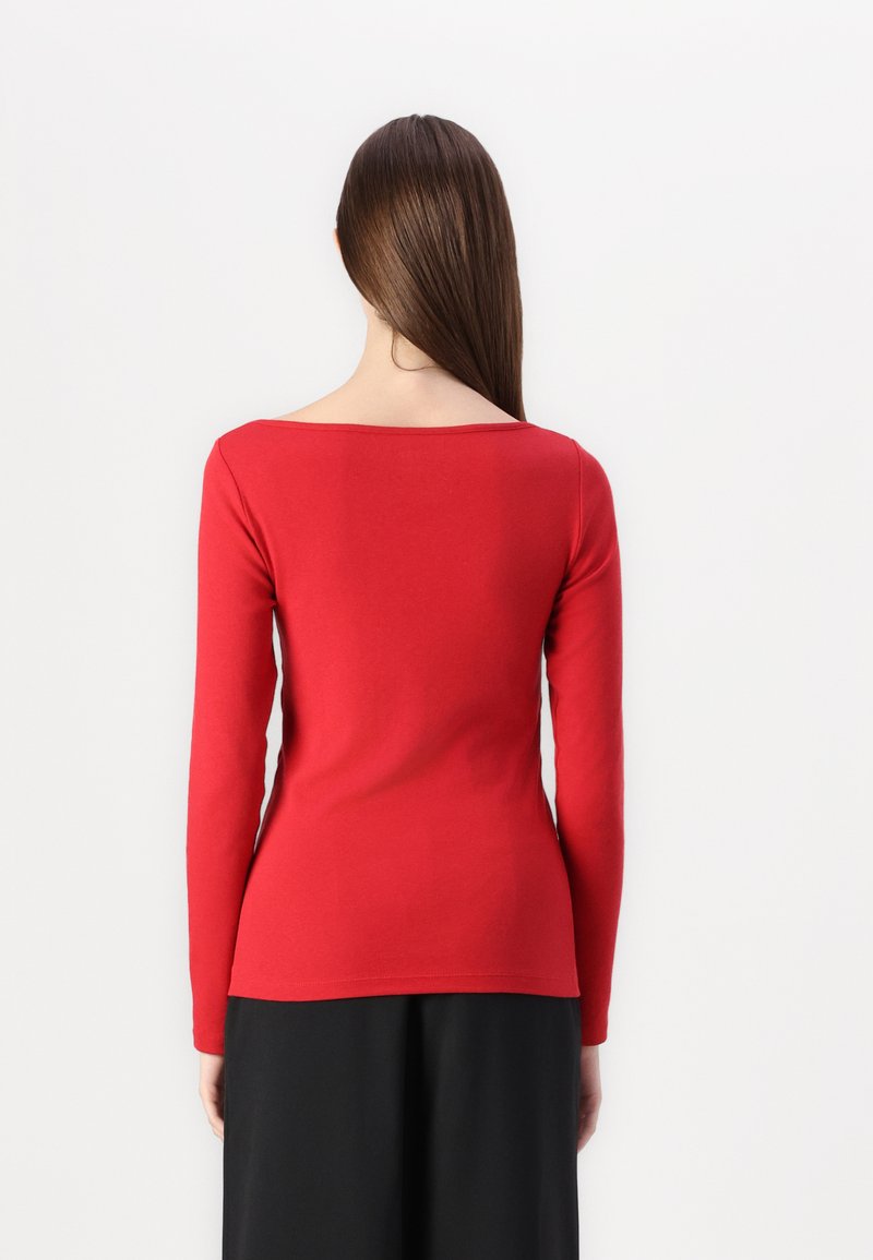 Haut rouge à manches longues avec un col large en scoop, fabriqué en tissu lisse. Présente un design ajusté, se terminant aux hanches.