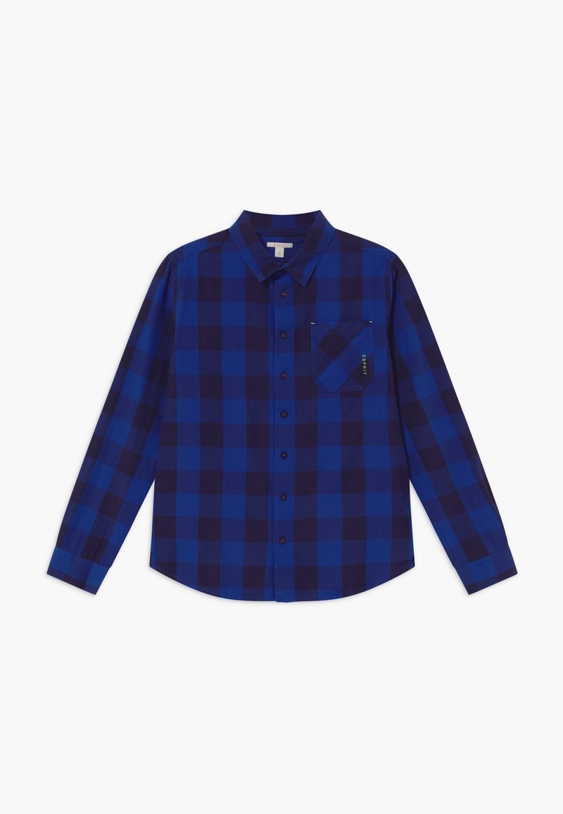 Chemise à manches longues à carreaux bleus et noirs avec boutonnage sur le devant et poche poitrine sur fond blanc.