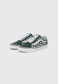 Grønne canvas sneakers med et hvidt diamantmønster, hvide snørebånd og en hvid gummisål, der har et lavprofil-design.