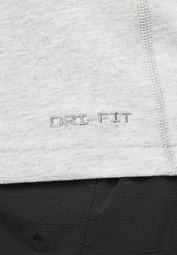 Nike Performance PRIMARY - Sportovní tričko - grey