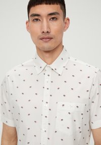 Kurzärmliges, weißes Button-up-Hemd mit einem verstreuten roten und blauen Muster. Verf�ügt über eine Brusttasche, glatte Textur und ein klassisches Kragen-Design.