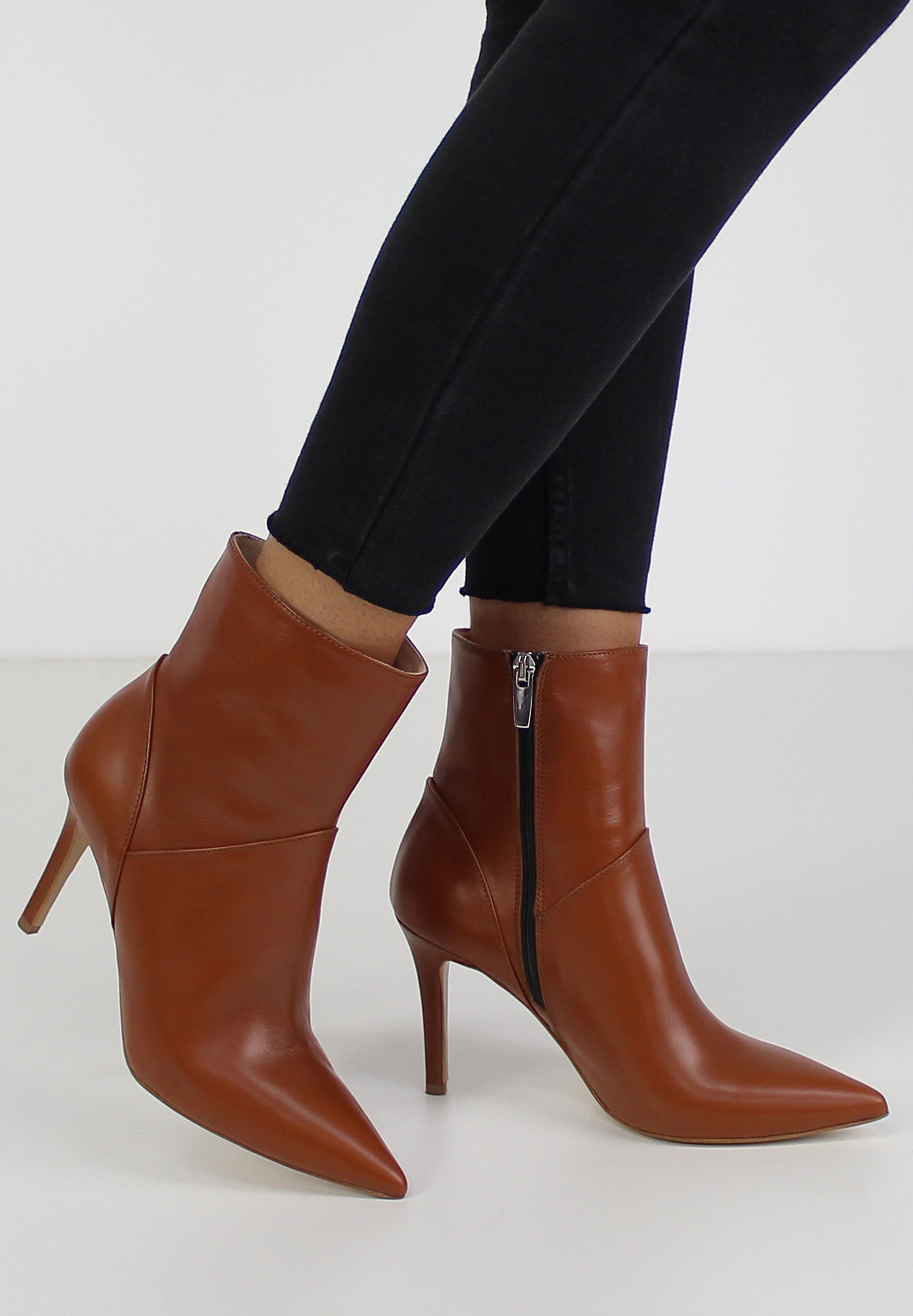 Witte enkellaarsjes met hak - Damesschoenen – SACHA