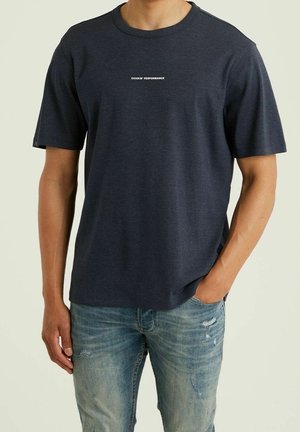 Camiseta de manga corta en azul marino de tejido suave, con cuello redondo y logotipo "CHASIN' PERFORMANCE" en blanco en el frontal.