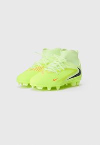 Botas de fútbol brillantes en amarillo neón con parte superior texturizada, cordones blancos y acentos naranjas. Presentan un diseño de corte bajo y suela con tacos para mayor tracción.