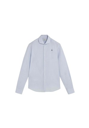 Camisa azul claro de manga larga con botones, con un pequeño logo negro bordado en el lado izquierdo del pecho y cuello clásico.