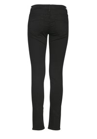 Černé úzké džíny s hladkou texturou, designem s pěti kapsami a nízkým pasem, bez viditelného loga na zadní straně.
