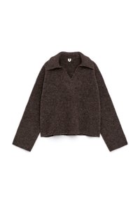 Brauner gestrickter Pullover mit V-Ausschnitt und weitem Kragen. Mit langen Ärmeln und einem verkürzten Saum. Weiche Textur mit einem leicht flauschigen Finish.