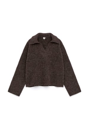 Brauner gestrickter Pullover mit V-Ausschnitt und weitem Kragen. Mit langen Ärmeln und einem verkürzten Saum. Weiche Textur mit einem leicht flauschigen Finish.