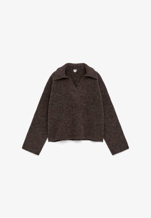 Brauner gestrickter Pullover mit V-Ausschnitt und weitem Kragen. Mit langen Ärmeln und einem verkürzten Saum. Weiche Textur mit einem leicht flauschigen Finish.