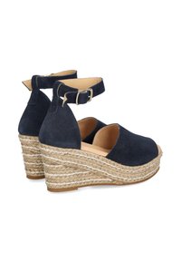 Navyblaue Wildleder-Wedgesandalen mit geschlossener Rückseite, Knöchelriemen und geflochtenem Jutemittelsohle mit weißen Akzenten. Offene Zehen-Design.