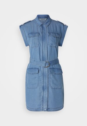 Lyseblå denimkjole med korte ærmer, frontknaplukning, to brystlommer og et matchende bælte med en rund spænde.