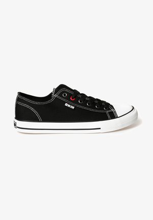 Sneaker in tela nera con punta e suola in gomma bianca, cuciture bianche a contrasto, lacci neri e occhielli rossi.