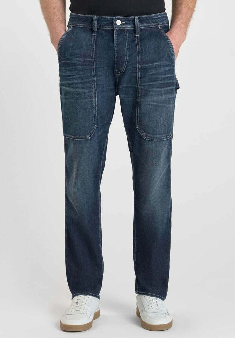 Pantaloni in denim blu scuro con taglio dritto, dotati di tasche frontali e chiusura a bottoni. Tessuto testurizzato con dettagli di cucitura visibili.