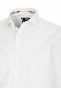 Witte button-up shirt met een puntige kraag, voorzien van een subtiele reliëf logo en een gestreepte accent in de kraag. Gladde katoenen textuur.