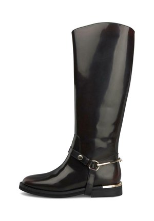 Botte noire montant jusqu'au genou avec finition brillante, sangle en cuir avec des accents métalliques, bout arrondi et petit talon carré.
