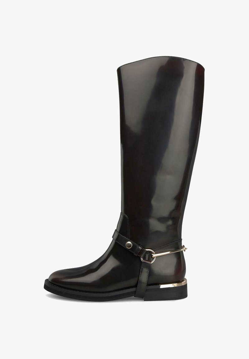 Botín negro hasta la rodilla con acabado brillante, correa de cuero con acentos metálicos, puntera redondeada y tacón bajo tipo bloque.