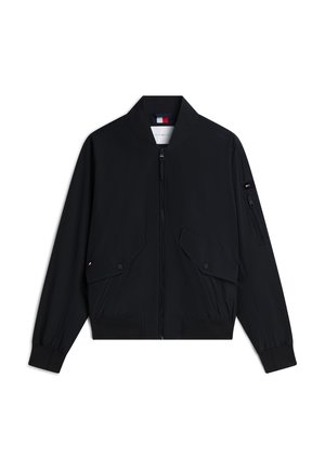 Veste bomber noire avec fermeture éclair devant, deux poches à rabat avec boutons-pression, poignets et ourlet côtelés, et une poche zippée sur la manche avec petit logo.