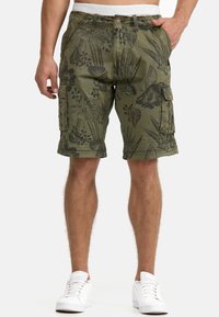Cargo shorts i olivgrön med ett svart blommönster, flera fickor och en vävd midja med logodetaljer. Texturerat tyg.