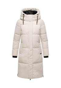 Lang beige polstret vinterjakke med hætte, sort inderfor og frontlommer, designet til koldt vejr.