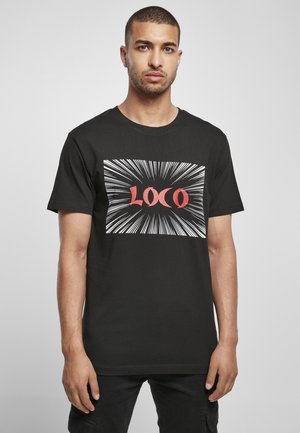 Sort bomulds t-shirt med grafisk design, hvor ordet "LOCO" står i rødt, omgivet af hvide eksplosionslinjer, kortærmet og med rund hals.