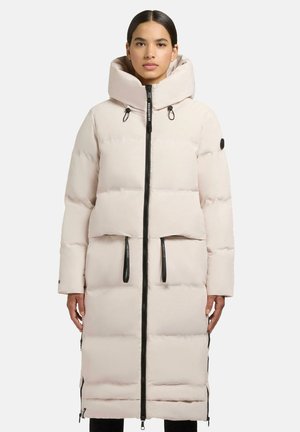 Lichtroze pufferjas met een hoge hals, ritsluiting aan de voorkant en ritsen aan de zijkanten. Het heeft grote opgeblazen delen en een capuchon voor extra warmte.