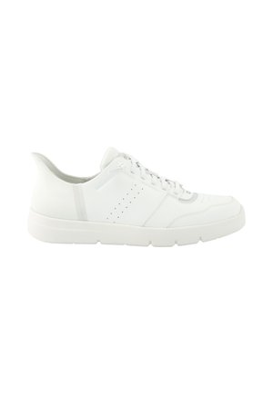 Basket blanche basse avec lacets à l’avant, détail perforé sur le côté, et semelle en caoutchouc blanche solide.