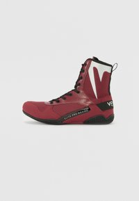 Stivali da boxe rossi con pannelli in rete, lacci neri e suola in gomma. Presentano un accento bianco e il marchio "ELITE PRO BOXING" sul lato.
