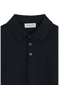Polo noir en coton. Caractéristiques : col classique, patte de boutonnage à trois boutons et texture lisse. L'étiquette indique "FRILIVIN, Taille S."